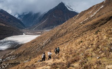 Langtang Ulusal Parkı, Nepal 'de yürüyen bir grup turist. Langtang Valley Trek, Nepal 'deki en mutlu ve kolay kısa yolculuklardan biridir..