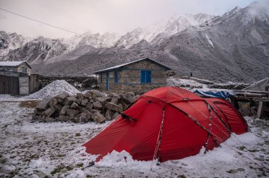 Langtang Ulusal Parkı, Nepal 'de kar yağarken Kyanjin Gompa köyü.