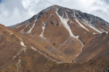 Tsergo Ri 'nin (4,990 metre) Nepal' in Langtang Vadisi 'ndeki yüksek noktası Kyanjin Gompa köyünden görülüyor..