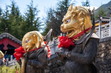 Çin 'in Lijiang kentindeki Yeşim Su Köyü' nde hayvan başlı bronz heykeller..