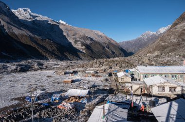 Nepal 'deki Langtang Vadisi gezisinin sonunda Kyanjin Gompa' nın görüntüsü. 