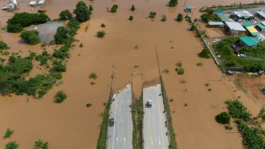 Yagi kasırgası sırasında yol sular altında kaldıktan sonra köprüde sıkışan arabanın hava görüntüsü Güneydoğu Asya 'yı silip süpürdü..