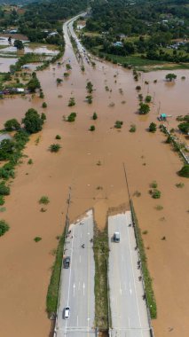 Yagi kasırgası sırasında yol sular altında kaldıktan sonra köprüde sıkışan arabanın hava görüntüsü Güneydoğu Asya 'yı silip süpürdü..