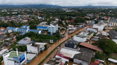 Chiang Rai, Tayland: 13-Eylül-2024: Kok Nehri 'ndeki Chiang Rai sel baskınının hava görüntüsü Güneydoğu Asya' yı silip süpürdü.