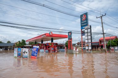 Chiang Rai, Tayland: 12-Eylül-2024: Kok Nehri 'ndeki Caltex yakıt istasyonu Yagi kasırgasının ardından Güneydoğu Asya' yı sardı.