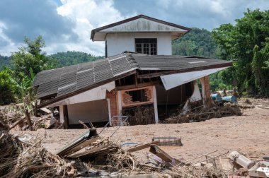 Yagi kasırgası Güneydoğu Asya 'yı kasıp kavurduktan sonra Chiang Rai' deki yerel evler sel altında kaldı..