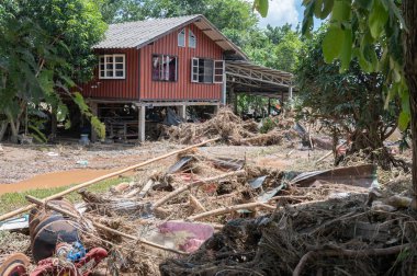 Yagi kasırgası Güneydoğu Asya 'yı kasıp kavurduktan sonra Chiang Rai' deki yerel evler sel altında kaldı..