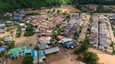 Yagi tayfunu Güneydoğu Asya 'yı kasıp kavurduktan sonra Chiang Rai' nin kenar mahallelerindeki konutların havadan görünüşü Kok nehri tarafından sular altında kaldı. Fırtına bu yıl Asya 'nın en güçlüsü (2024).