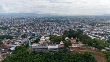 Arka planda Mae Sai ile Wat Phrathat Doi Wao tapınağının hava görüntüsü. Mae Sai, Tayland 'ın Myanmar sınırındaki kuzey noktasıdır..