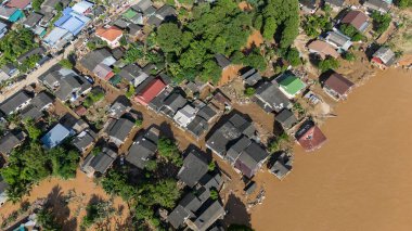 Tayland 'ın Chiang Rai eyaletindeki Karen Ruammit Fil Kampı köyünün havadan görüntüsü Tayland' ı silip süpüren tayfun Yagi nehri ile doldu..