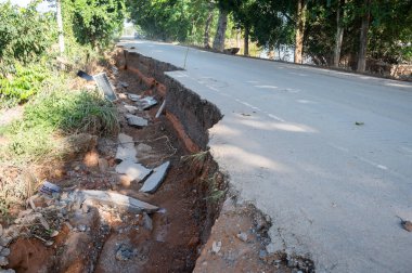 Tayfun Yagi, Tayland 'ın Chiang Rai bölgesini temizledikten sonra Chiang Rai' nin varoş bölgesinde yol hasar gördü..