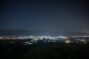 Chiang Rai şehrinin gece manzarası. Chiang Rai, Tayland 'ın kuzeyindeki dağlık bölgelerde yer alan bir şehirdir..