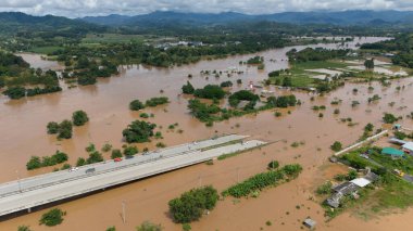 Tayfun sırasında yol taşınca köprüde sıkışan arabanın hava görüntüsü Tayland 'ın Chiang Rai bölgesini sardı..