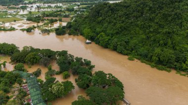 Yagi kasırgası sırasında Mae Kok nehri yükselirken kayanın üzerindeki beyaz Buda heykelinin havadan görünüşü Güneydoğu Asya 'yı kasıp kavurdu..