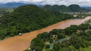 Yagi tayfunu sırasında Mae Kok nehrinin yükselişinin havadan görüntüsü Güneydoğu Asya 'yı sardı. Bu nehir, Chiang Rai halkı için bir kan bağıdır. Myanmar 'ın pansiyonerlerinin tepelerinden başlamıştır..
