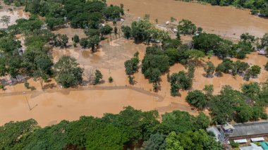 Yagi kasırgasının ardından Kok Nehri 'ndeki Chiang Rai sahili havadan görüntüsü Güneydoğu Asya' yı sardı..