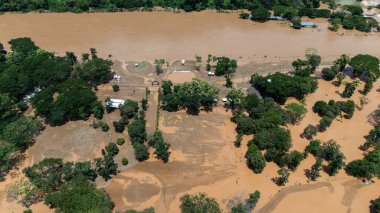 Yagi kasırgasının ardından Kok Nehri 'ndeki Chiang Rai sahili havadan görüntüsü Güneydoğu Asya' yı sardı..