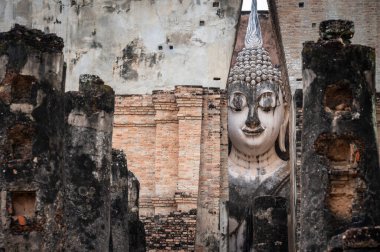 Wat Si Chum Tapınağı 'nın çatı katındaki devasa Buda heykeli, Sukhothai Tarih Parkı' nın kuzey bölgesinde yer alıyor..