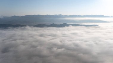 Tayland 'ın Chiang Rai bölgesinin güney kesimindeki Pa Daet bölgesinde kış mevsiminde çok güzel bir sıradağdır..