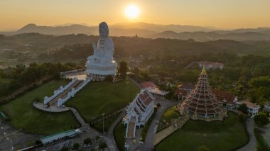 Gün batımında Tayland 'ın Chiang Rai bölgesindeki Wat Huay Pla Kang tapınağının hava görüntüsü. Bu tapınak Çin tarzında yapılmış büyük bir kompleks.. 