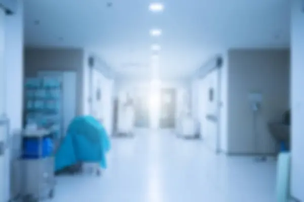 Hastanedeki ameliyathaneye giden boş bir koridorun bulanık görüntüsü..