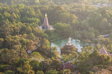 Wat Phu Tok tapınağının güzel manzarası sessiz bir dağ ve Tayland 'ın Bueng Kan şehrinde günbatımında huzur ve saygı yeri..