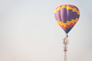 Sıcak hava balonu gökyüzüne doğru uçuyor. Sıcak hava balonları, ortam sıcaklığının üzerinde büyük bir hava tabakasını ısıtarak havalanmalarını sağlayan uçaklardır..