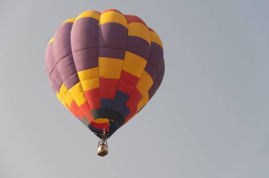 Sıcak hava balonu gökyüzüne doğru uçuyor.