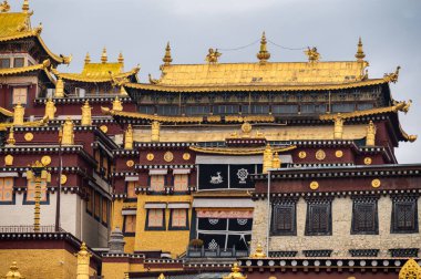 Songzanlin Manastırı 'nın güzel mimarisi Çin' in Yunnan eyaletindeki Şangri-La kasabasındaki en büyük Tibet Budist manastırı..