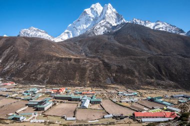 Arka planda Dingboche köyünün (4,410 metre) güzel manzarası var..