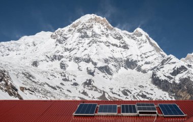 Güney Annapurna Dağı (7,219 m), Nepal 'deki Annapurna ana kampında görüldü..
