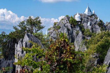 Tayland 'ın Lampang bölgesindeki Wat Chaloem Phra Kiat Phrachomklao Rachanusorn' daki kireçtaşı dağlarındaki pagoda grubu..