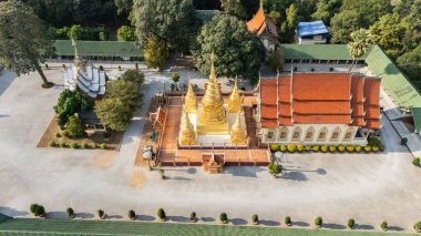 Wat Phra 'nın güzel hava manzarası. Duang, Tayland' ın Lamphun bölgesindeki Li bölgesinde yer alıyor. Mekanın antik bir şehir olduğuna inanılıyor çünkü orada antik duvarlar ve kanallar bulunuyor..