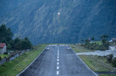 Bir uçak Lukla havaalanına inmeden önce Nepal 'deki en tehlikeli havaalanıydı..