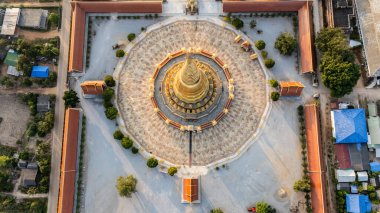 Tayland 'ın en büyük pagodalarından biri olan Phra Mahathat Chedi Sri Wiang Chai, Lamphun' un Li ilçesinde yaklaşık 1600 metre karelik bir alana sahiptir..