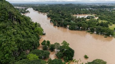 Yagi kasırgasının ardından Kok Nehri 'ndeki Chiang Rai sahili havadan görüntüsü Güneydoğu Asya' yı sardı..