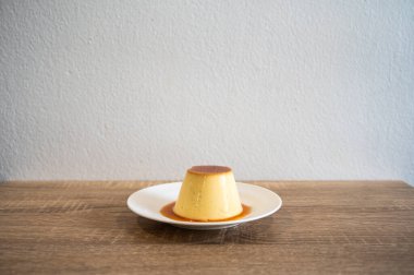 Tabakta servis edilen tatlı bir puding. Puding popüler bir tatlı ve aperatiftir. Tatlıdır ve çok lezzetlidir..