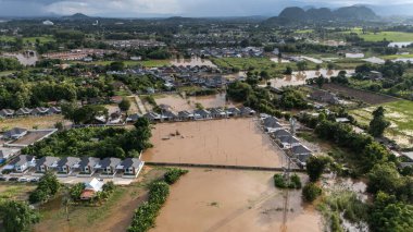 Yagi tayfunu Güneydoğu Asya 'yı kasıp kavurduktan sonra Chiang Rai' nin kenar mahallelerindeki konutların havadan görünüşü Kok nehri tarafından sular altında kaldı. Fırtına bu yıl Asya 'nın en güçlüsü (2024).