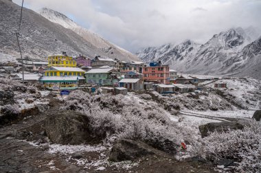 Langtang, Nepal - 18-18-2023: Kar düştükten sonra Kyanjin Gompa köyü. Çok güzel bir kasabadır. Her yönden inanılmaz kar tepeleri vardır..