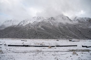 Langtang Vadisi 'ndeki dağların huzur manzarası, Nepal karla kaplı..