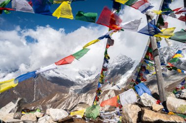 Nepal 'in Langtang Vadisi' ndeki Tsergo Ri (4,990 metre) tepesindeki dua bayrağı direği. Dua bayrakları barışı ve müjdeyi başlatır, onların kutsal sözleri rüzgara kazınır..