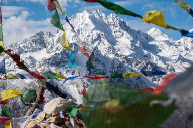 Nepal 'in Langtang Vadisi' ndeki Langtang Vadisi 'ndeki Langtang Vadisi bayraklarından Nepal' in Langtang Vadisi 'nin en yüksek noktasının (4,990 metre) güzel manzarası görülüyor..