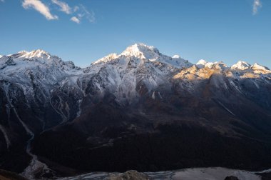 Nepal 'in Langtang Vadisi' ndeki diğer Himalayalar ile birlikte Nepal 'in Langtang Vadisi' ndeki Langtang Vadisi 'nin en yüksek noktası olan Tsergo Ri' den (4,990 metre) görüldü..