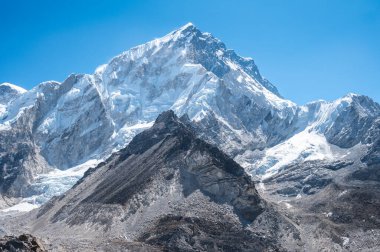 Nepal 'deki Everest ana kampına giden 7861 m' lik güzel bir Nuptse Dağı manzarası. Nuptse Dağı dünyanın en yüksek zirvesi olan Everest Dağı 'nın görkemli bir komşusudur..