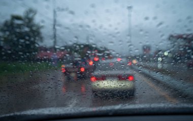 Yolda giderken arabanın camına yağmur damlası yağdı..