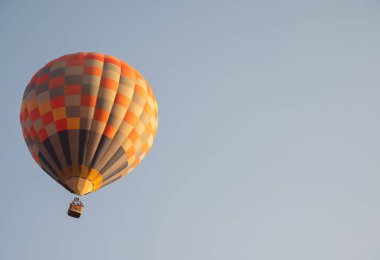 Sıcak hava balonu gökyüzüne doğru uçuyor. Sıcak hava balonları, ortam sıcaklığının üzerinde büyük bir hava tabakasını ısıtarak havalanmalarını sağlayan uçaklardır..