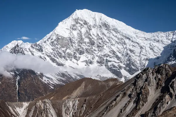 Nepal 'in Kyanjin Gompa köyündeki Tsergo Ri zirvesinden, Langtang Lirung Dağı' nın (7,234 m) görüntüsü. Langtang Lirung, Langtang Himal 'in en yüksek doruğudur..
