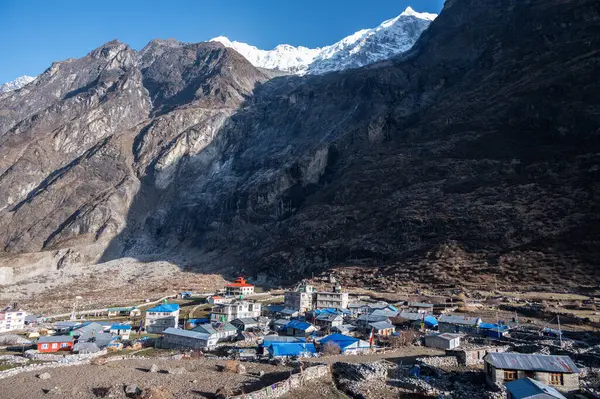 Langtang Ulusal Parkı 'ndaki yeni Langtang köyü manzarası, Nepal. 2015 depreminde tamamen yok olan ve sonra yeniden inşa edilen bu köy, bölgede direnç göstergesidir..