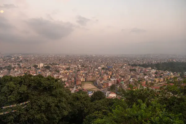Nepal 'in başkenti Katmandu' nun akşam manzarası Swayambhunath stupasından görülüyor. Şehir, orta Nepal 'in kase şeklindeki Katmandu Vadisi' nde yer almaktadır..