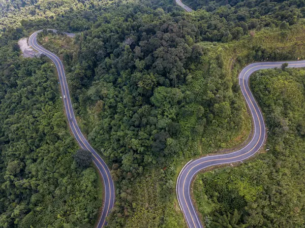 Phayao vilayetinden Tayland 'ın Nan eyaletine giden dağları kesen kavisli yolun hava görüntüsü..